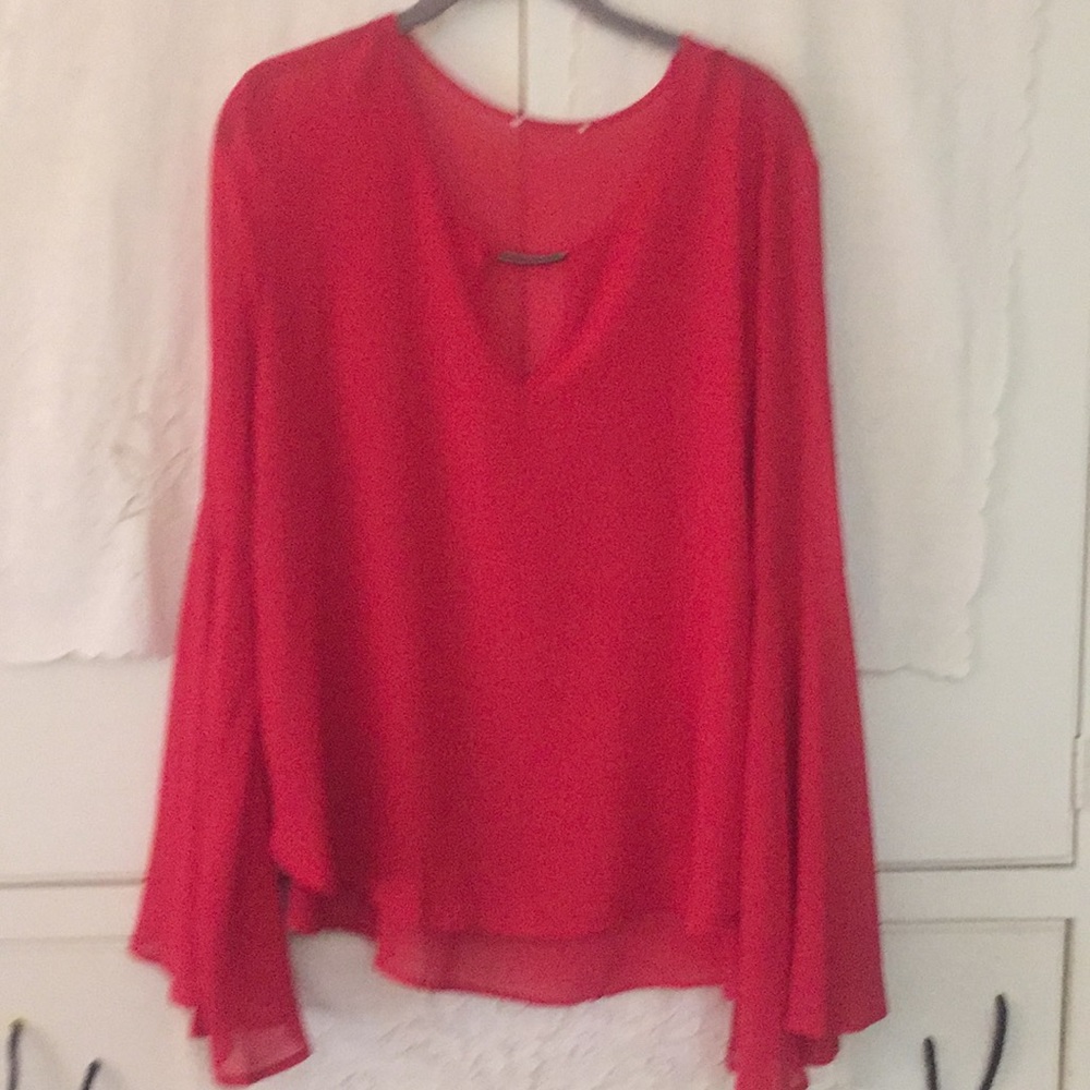 Bell sleeve keyhole